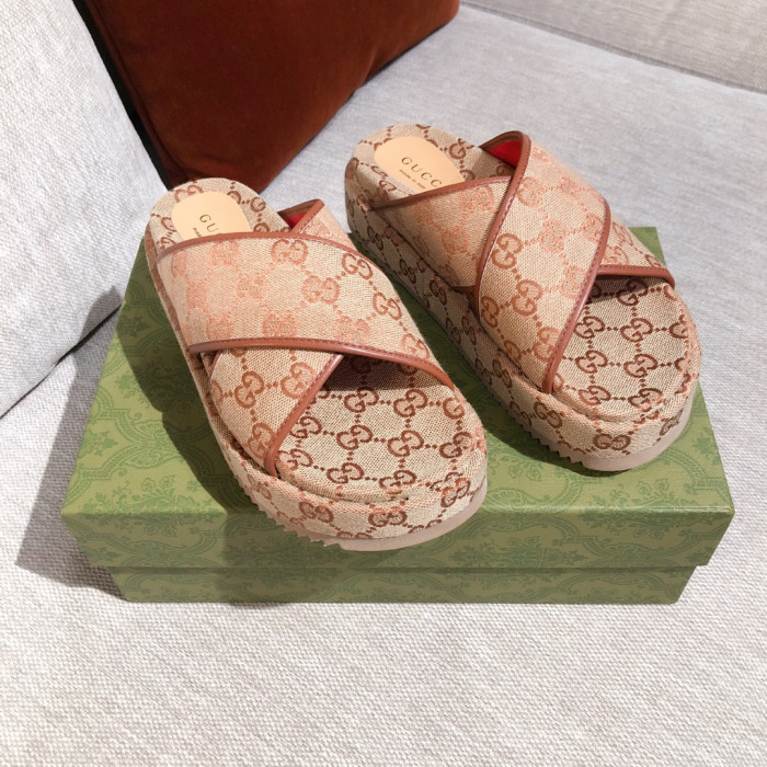 G*u*i slippers