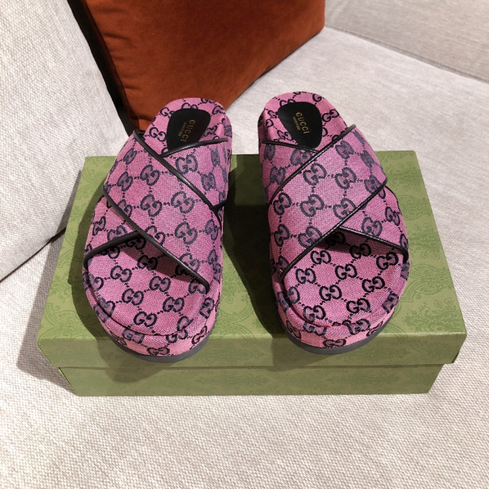 G*u*i slippers