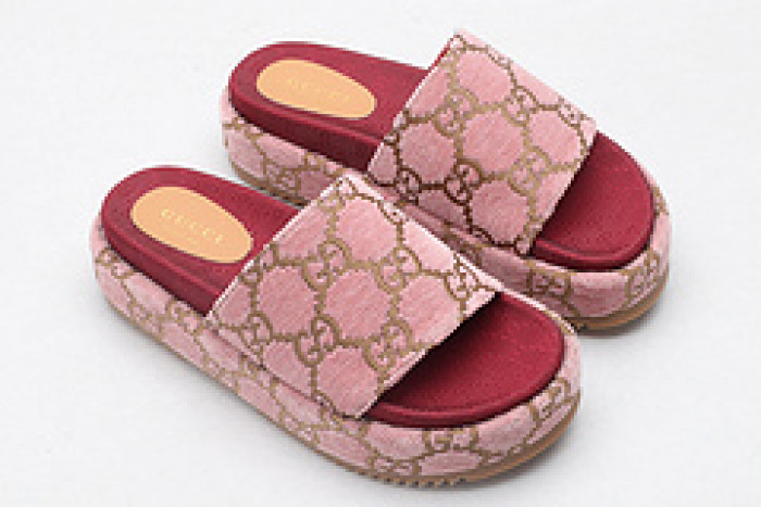 G*u*i slippers
