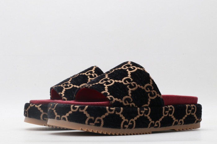 G*u*i slippers