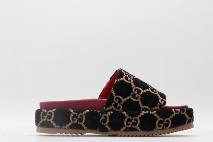 G*u*i slippers