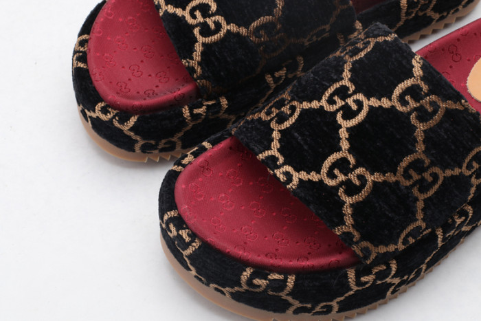 G*u*i slippers