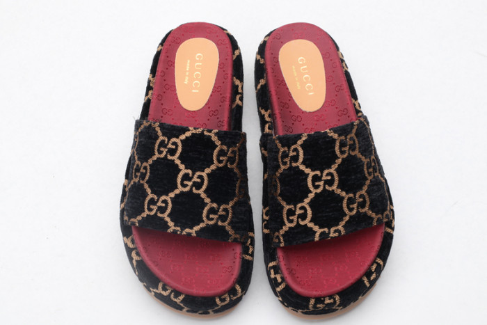 G*u*i slippers