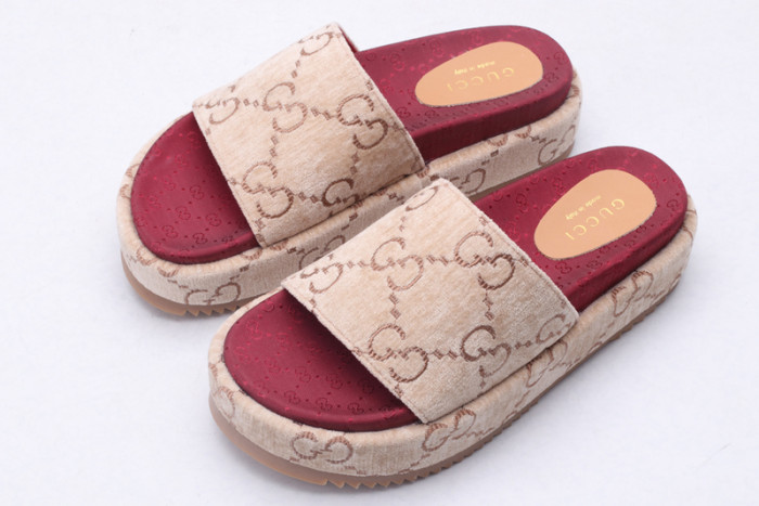 G*u*i slippers