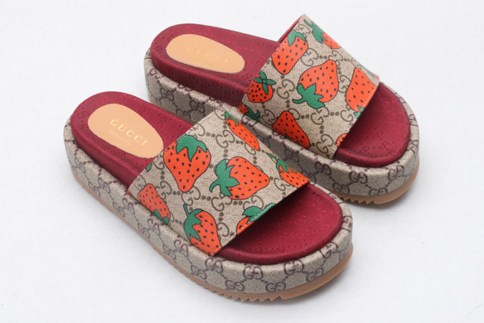 G*u*i slippers