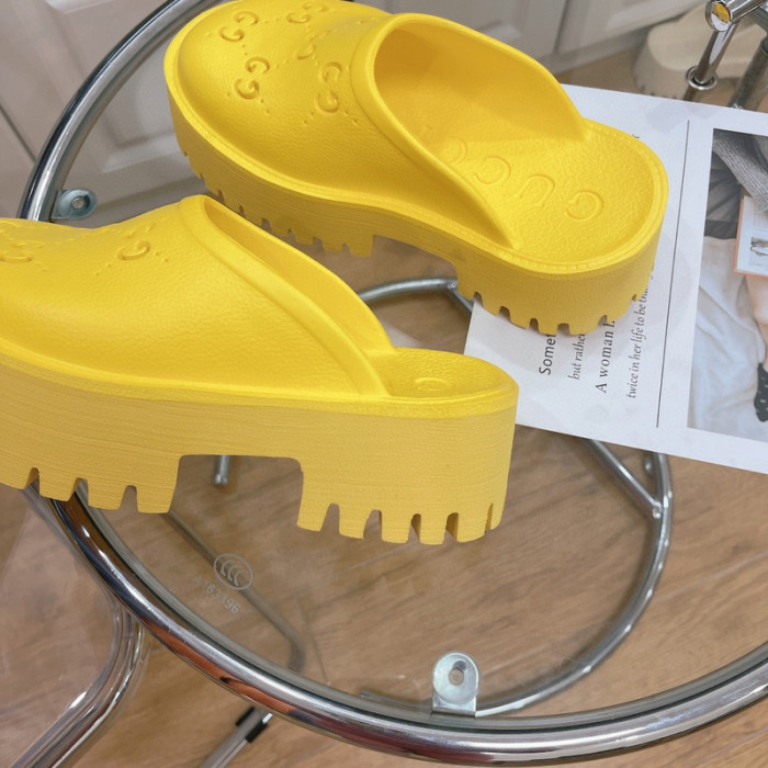 G*u*i slippers