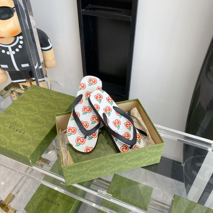 G*u*i slippers
