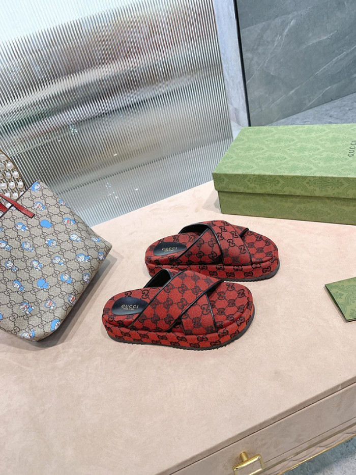 G*u*i slippers