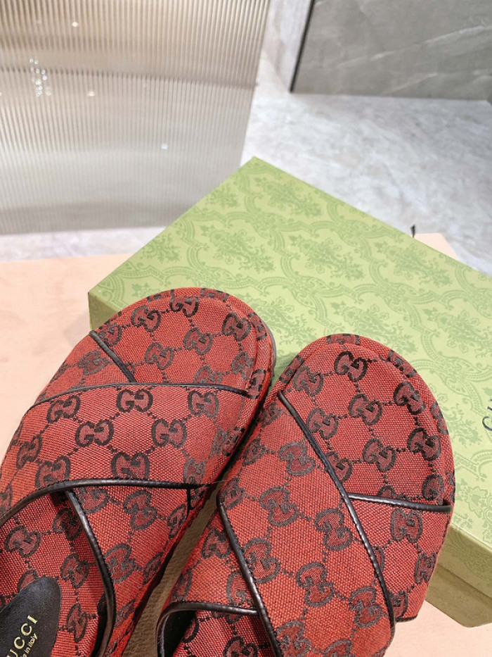 G*u*i slippers