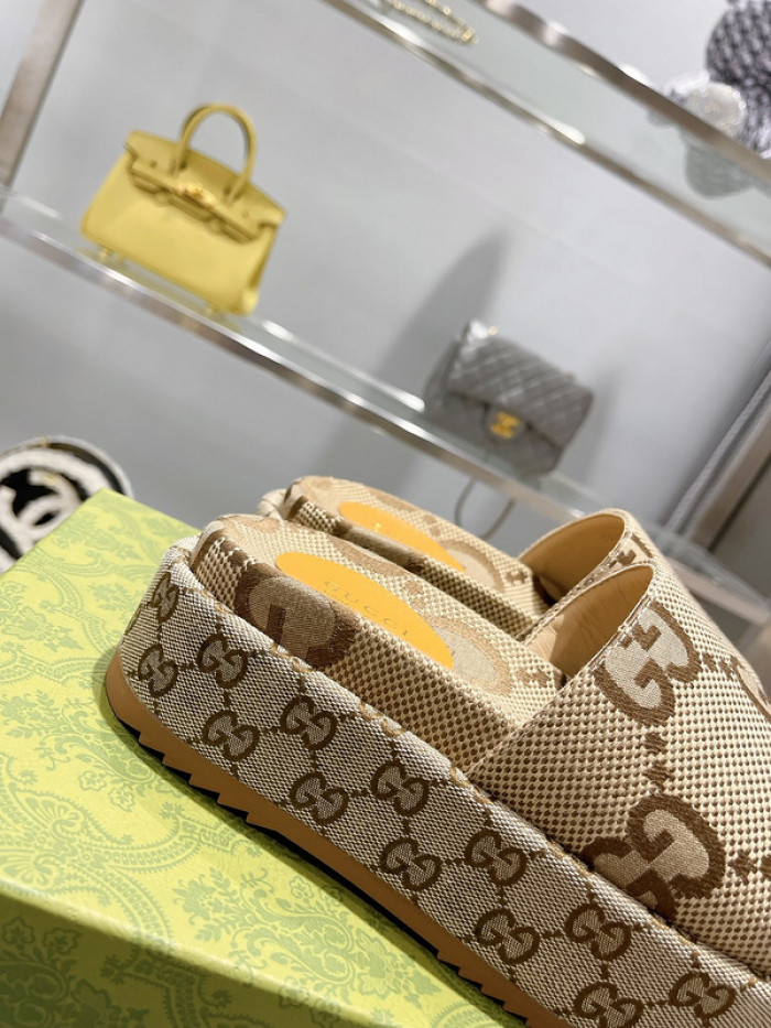 G*u*i slippers
