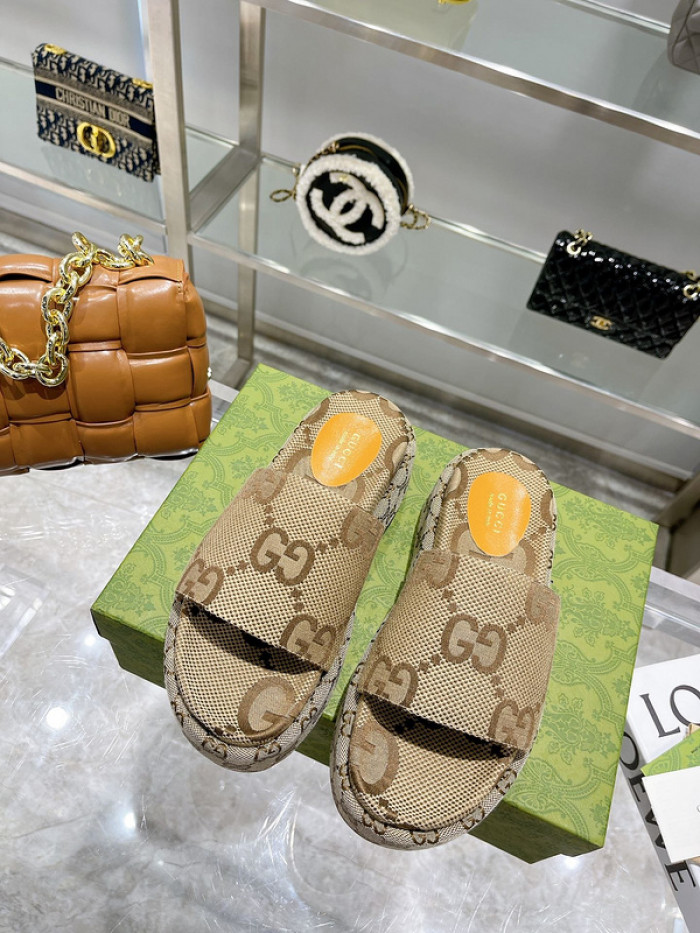 G*u*i slippers