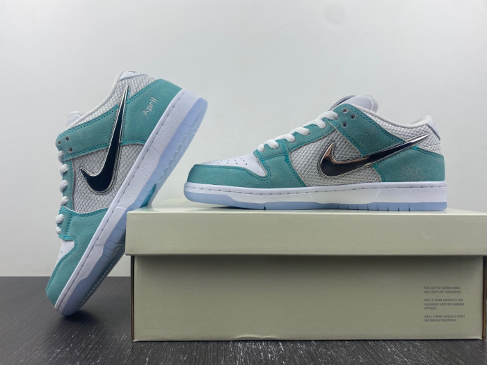 nike sb dunk low april skateboards fd2562-400