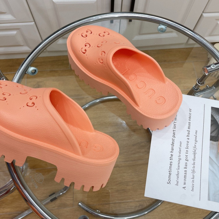 G*u*i slippers